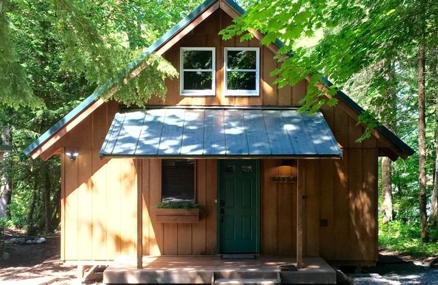 Cozy Riverfront Cabin Near Crystal Mountain & Sunrise Mt. Rainier National Park