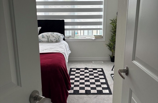 Cozy room . Durham college (Share Bathroom)