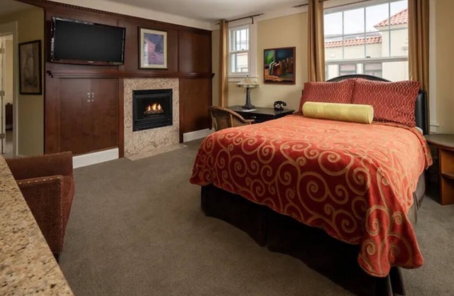 Cozy Room in Historic Hotel w/Heated Bathroom Floor & Downtown Location