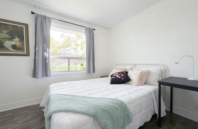 Cozy room near Midland Eglinton Bus stop #3