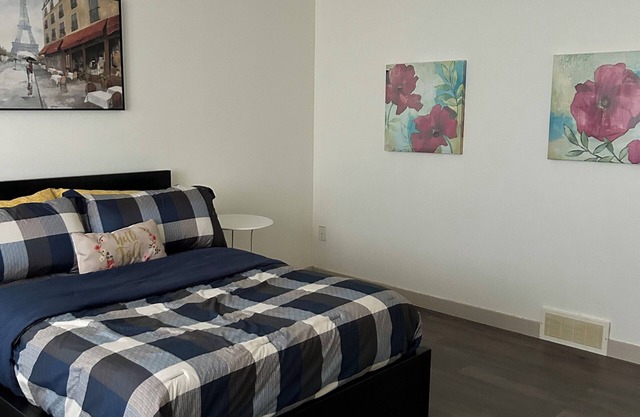 Cozy room suite located on a lake town w ensuite bathroom and toilet