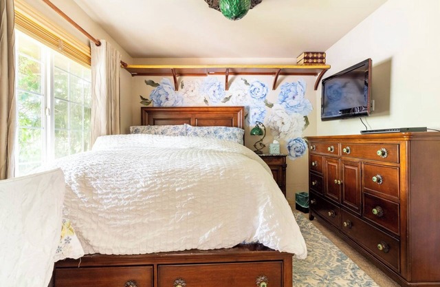 Cozy Room with Heavenly Featherbed and Private Bath