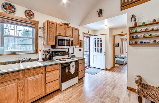 Cozy Roscoe Cabin w/Fire Pit & Balcony!