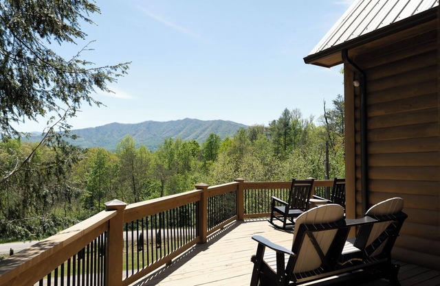 Cozy Rustic Cabin with Wonderful Views of the Smoky Mountains