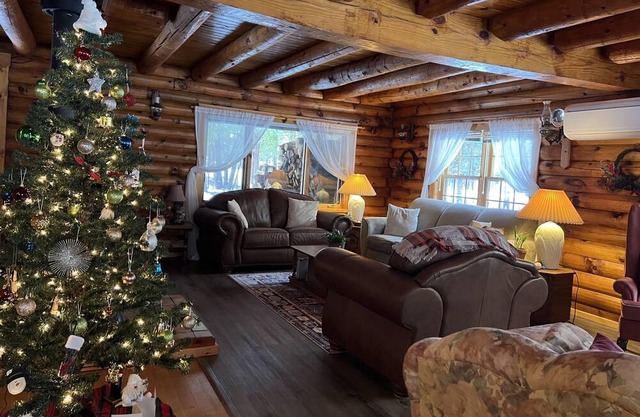 Cozy Rustic log-house in the city - 5bedrooms - private pond & covered bridge