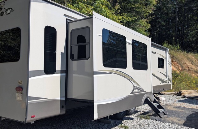 Cozy RV in Tranquil Lancing with AC