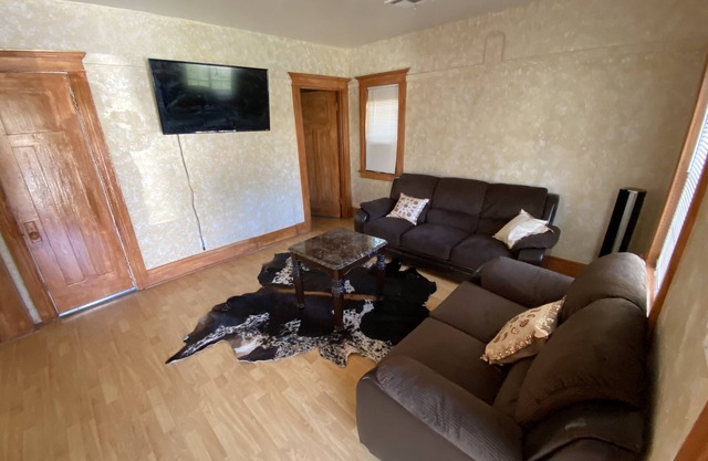 Cozy Santa Monica 2BD House with drive way.