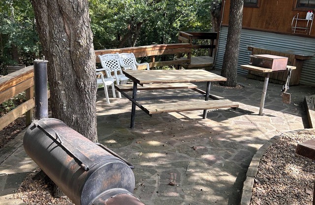 Cozy Screened Porch 2-Bdrm Cabin-Lake Access, Near Mill Creek Marina Boat Ramp.
