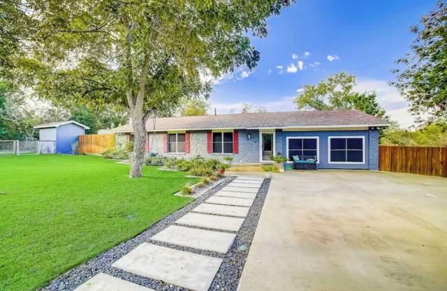 Cozy Secluded Home away from Home minutes away from airport/major attractions