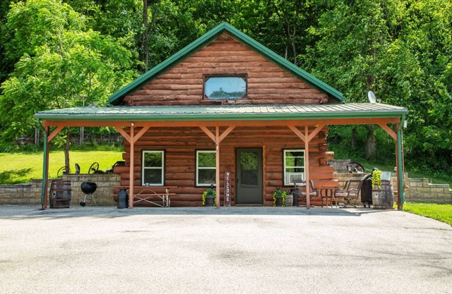 Cozy, secluded, peaceful, pond, fishing , swimming, cabin life, large yard area