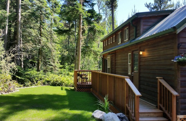 Cozy, Secluded, Pet Friendly Cabin with Private Hot Tub.