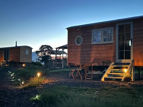Cozy shepherds hut with hottub