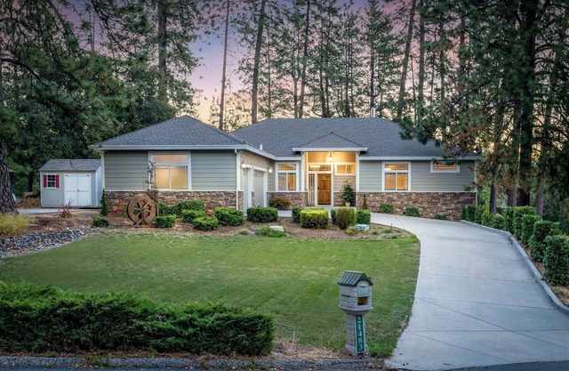 Cozy Sierra foothills home with 3Bedrooms, 2full baths with outdoor deck dinning