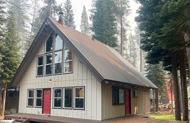 Cozy Ski Chalet in Soda Springs - wood stove, dog friendly, great for families