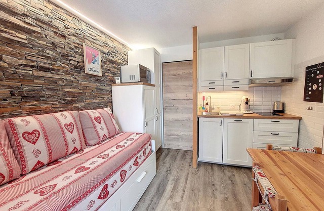Cozy Ski-In/Ski-Out Studio · Renovated · South-Facing Balcony