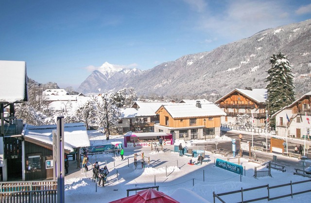 Cozy Ski loft next to Morillon Gondola easy access to ski & hiking. Sleeps up10.