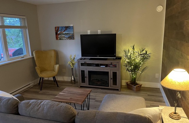 Cozy Soames Hill Cabin, close to everything enjoyable for your relaxation.