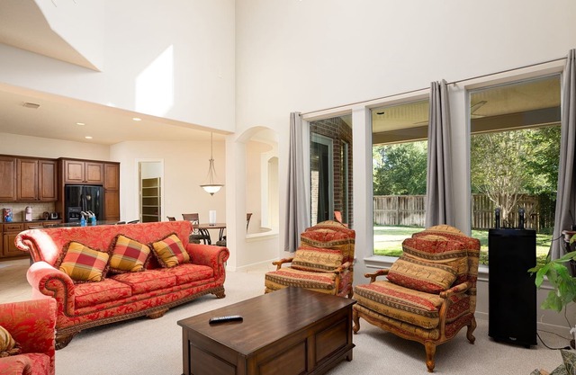 Cozy Splendor 5 Bedroom Suburban-5 min from the Golf Course