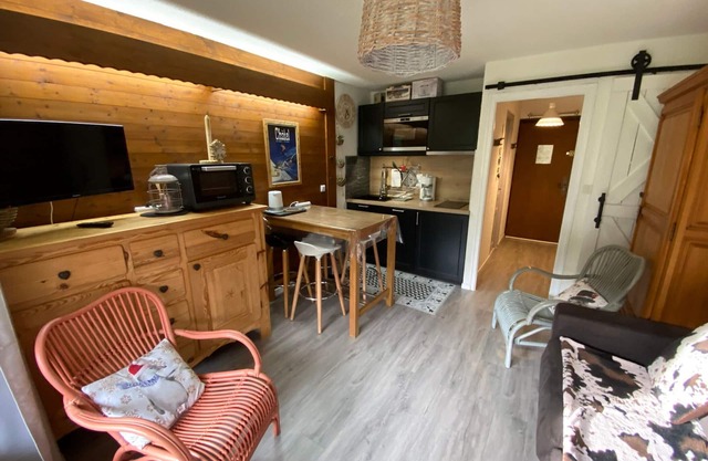 Cozy Studio Near Ski Lifts with Mountain Views & Parking!
