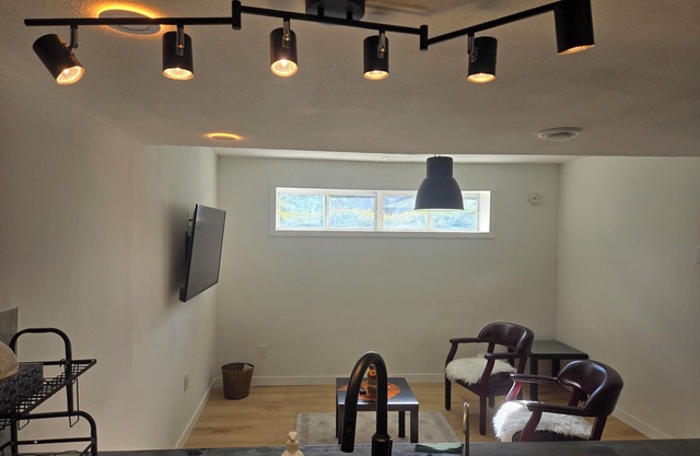 Cozy Stay with modern amenities & 5 min walking distance to shops & eateries