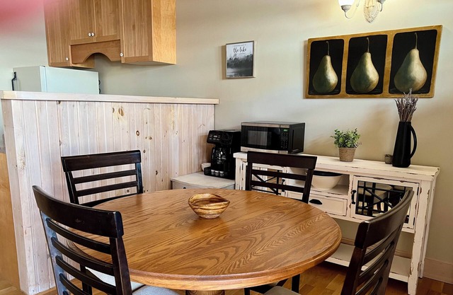 Cozy Stoney Lake Cottage Suite, with fireplace, stunning lake view-Pet Friendlyn