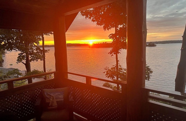Cozy Stoney Lake Cottage Suite, with fireplace, stunning lake view-Pet Friendlyn
