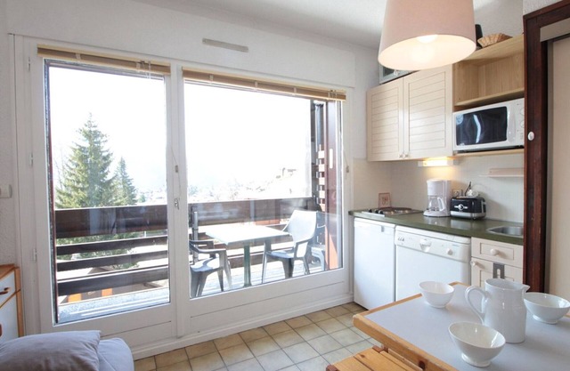 Cozy Studio for 4, Ski-In/Ski-Out, Balcony with Village Views