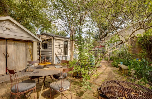 Cozy Studio Cottage in Downtown Tomball!