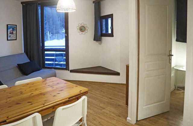 Cozy studio for 4, ski-in/ski-out, south-facing balcony, central location