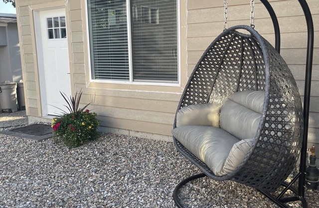 Cozy studio guesthouse centrally located with free parking.