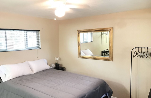 Cozy Studio. Near Everything!