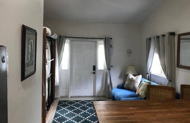 Cozy studio w/pool and jacuzzi close to beach!