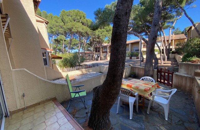 Cozy Studio with Cabine, 4 Guests, Near Beach and Shops, Terrace, Parking, Fully Equipped