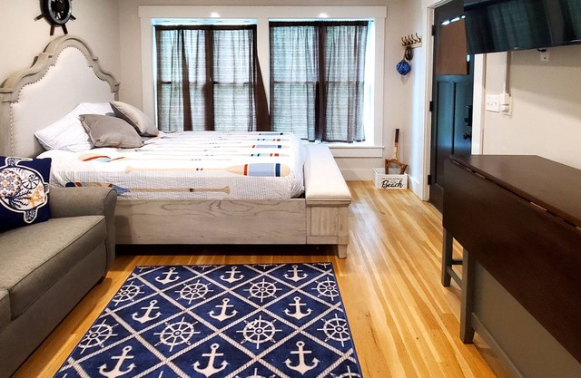 Cozy studio with free WiFi, private deck & kitchenette - walk to downtown