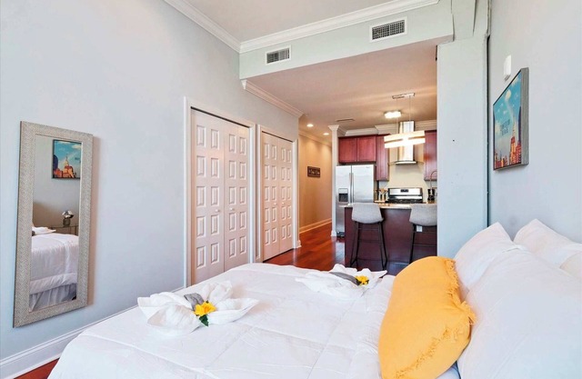 Cozy Studio with Rooftop Pool near Benson Park