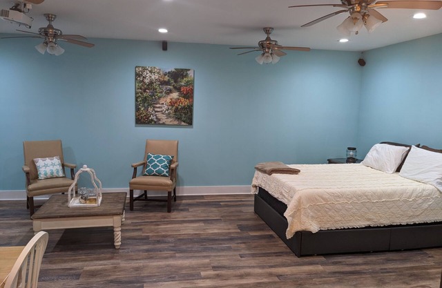 Cozy studio with movie theater, beach 5 min away