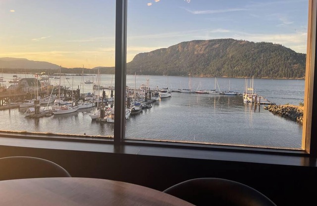 Cozy suite in the heart of Cowichan Bay with private entrance