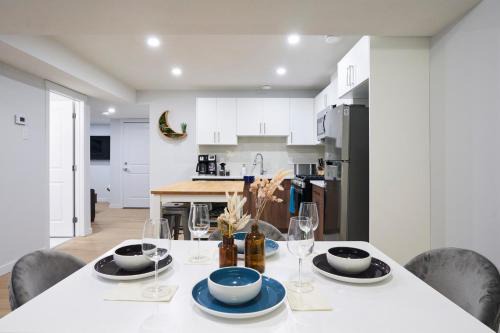 Cozy Suite near West Edmonton Mall with Full Kitchen, Office & Sofa Bed