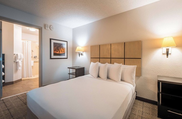 Cozy Suite w/Full Kitchen & Spacious Work Area, Ideal for Long Stays