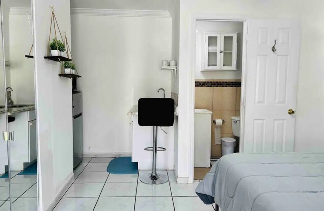 Cozy Suite With Private Entrance Near Dolphin Mall & Airport