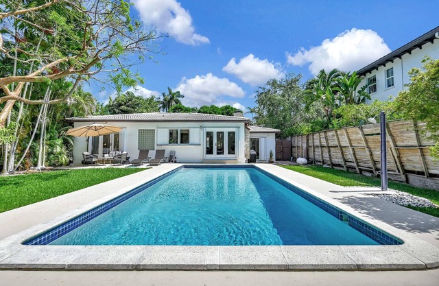 Cozy Summer Estate, Prime Location, Pool, Private