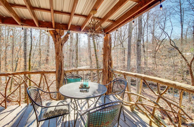 Cozy Summerville Cabin: Private Hot Tub, Fire Pit!