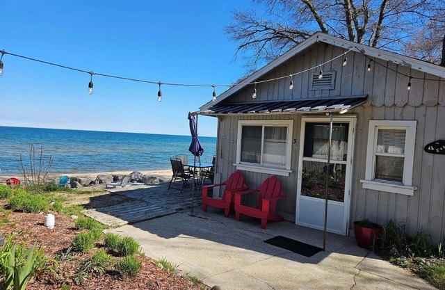 Cozy Surfside Cottage on Great Lake Huron