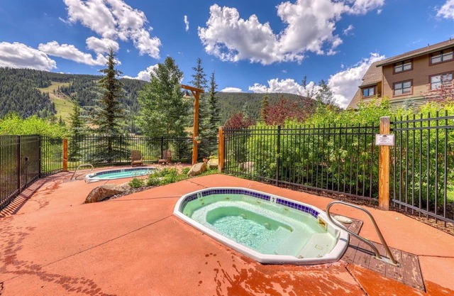 Cozy Tenderfoot Lodge 2BR w/hot tub & patio - steps to Mountain House Ski Base!