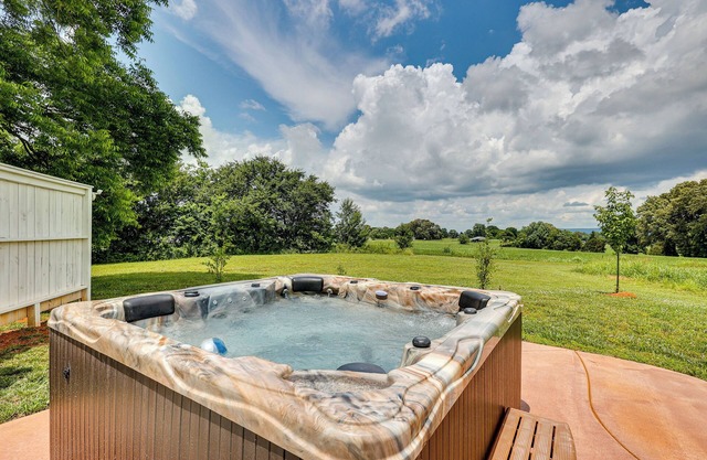 Cozy Tennessee Abode w/Private Hot Tub & Fire Pit