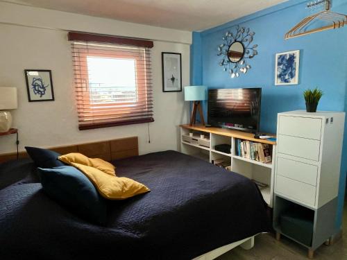Cozy, Thoughtful Studio - Steps from Beach & Town