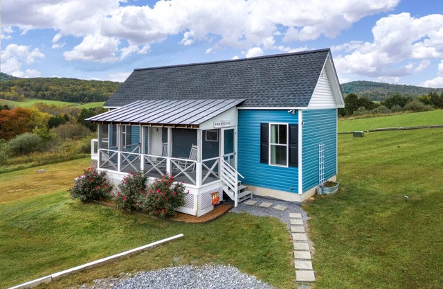 Cozy Tiny House with Mountain Views, Firepit, Deck & Clawfoot Tub
