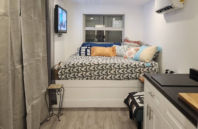 Cozy Tiny Studio Near Winter Park and Downtown.