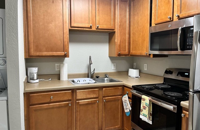 Cozy Townhome by Plaza Midwood/Noda/Lightrail, 10 min drive uptown