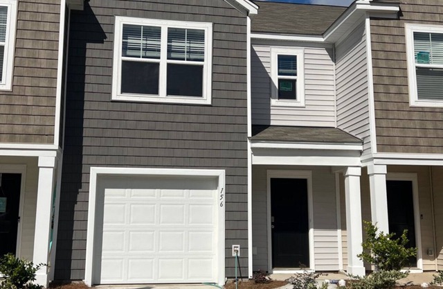 Cozy townhome in the beautiful historic town of Summerville!